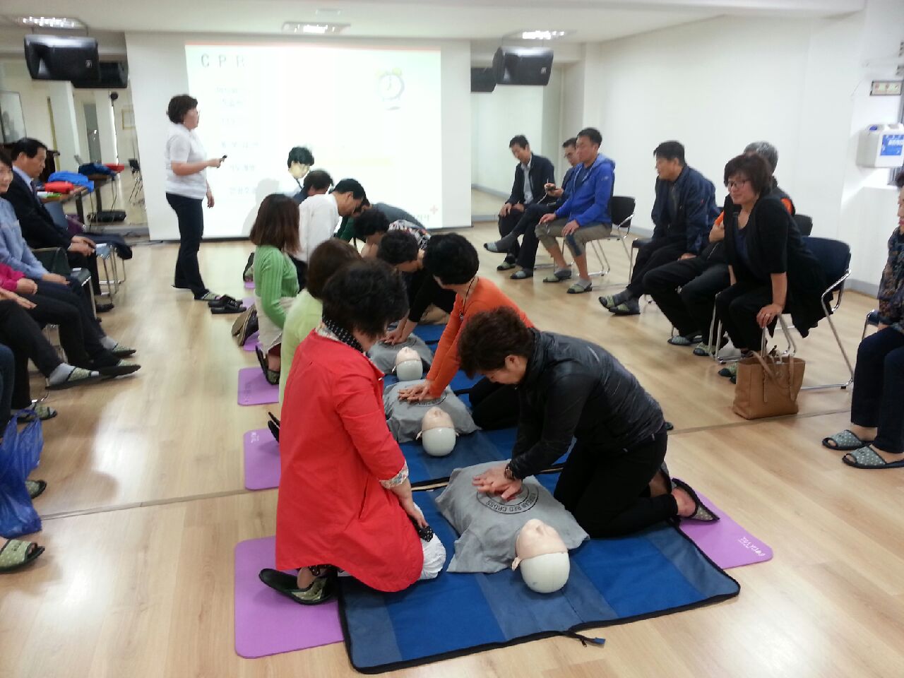 통장님들과 심폐소생술 교육 진행