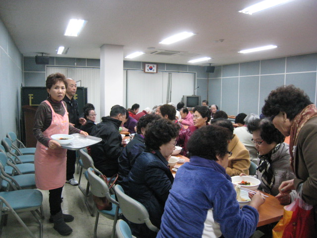 저소득 어르신 점심드리기-상록수 장학회