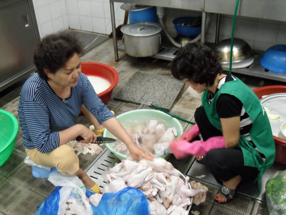 삼계탕 대접을 위해 전날부터 열심히 준비하신 부녀회분들 고생하셨습니다. 