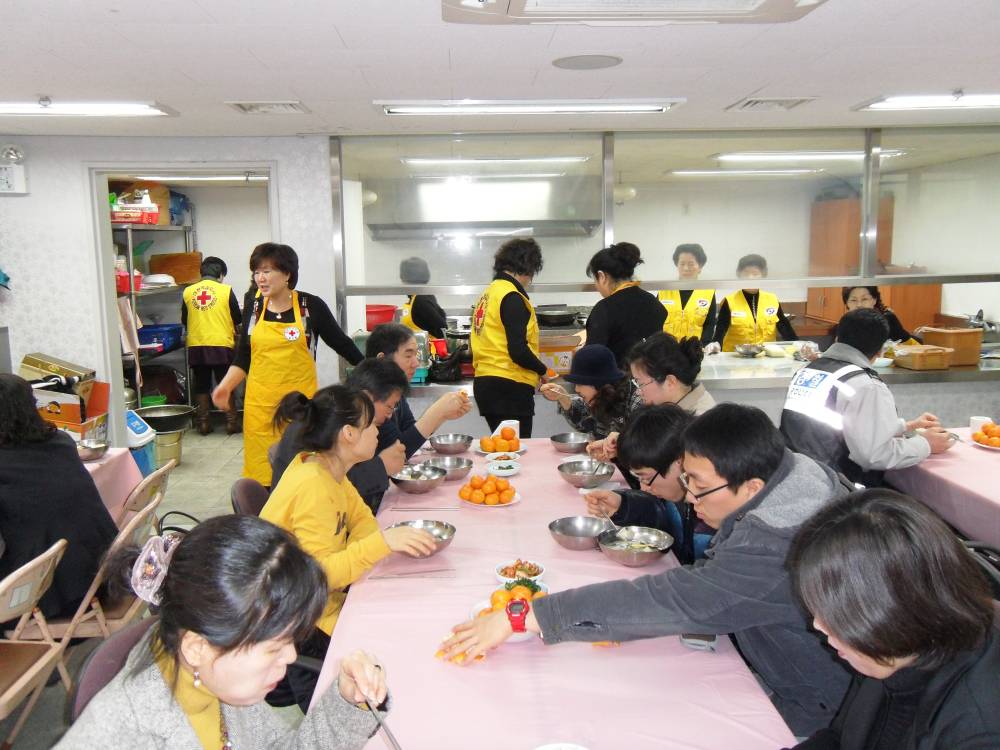 적십자봉사회에서 직능단체 및 경찰서, 직원들에게 무료 점심을 제공하셨습니다