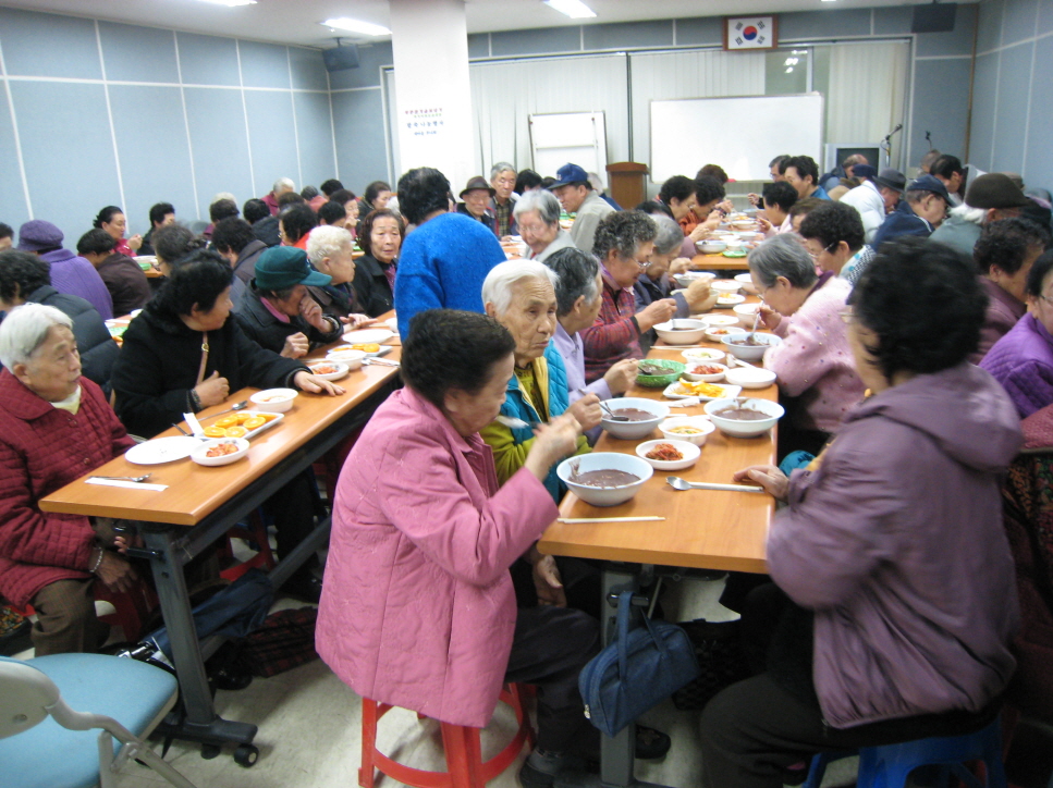 저소득 어르신들을 위한 팥죽나누기 행사