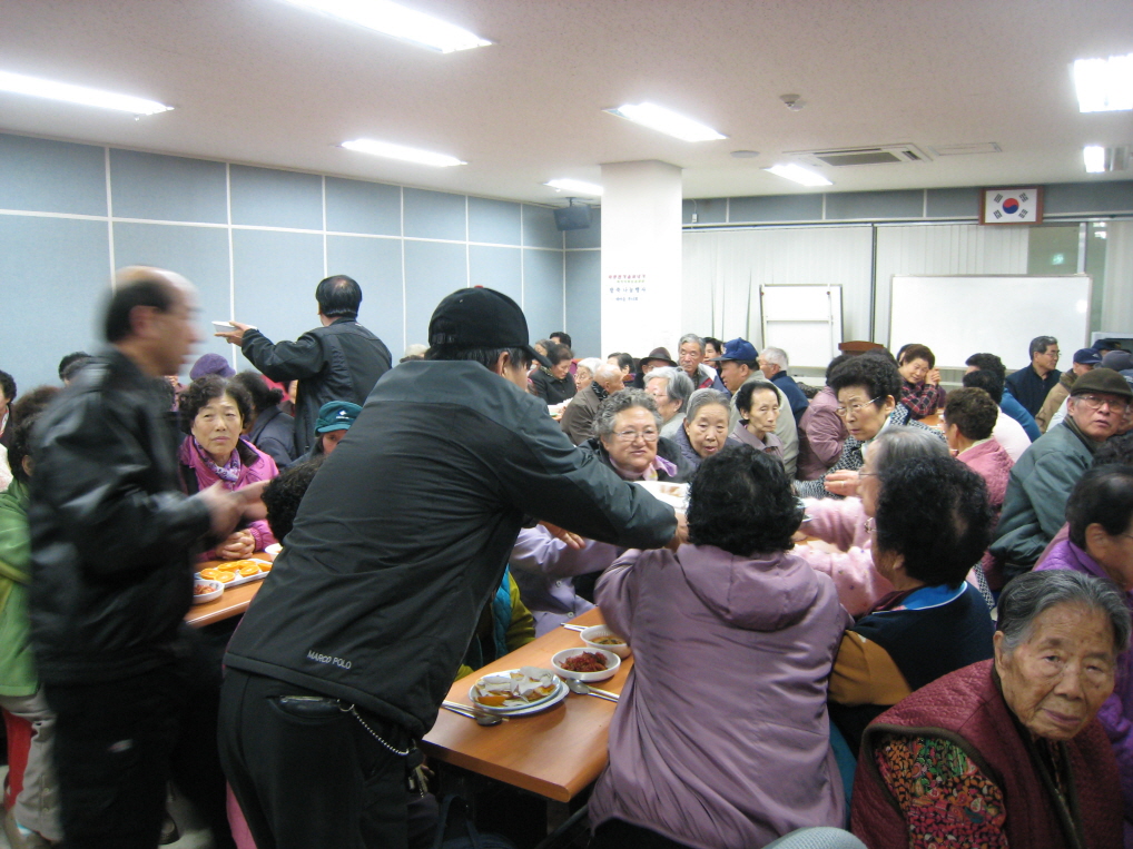 저소득 어르신들을 위한 팥죽나누기 행사