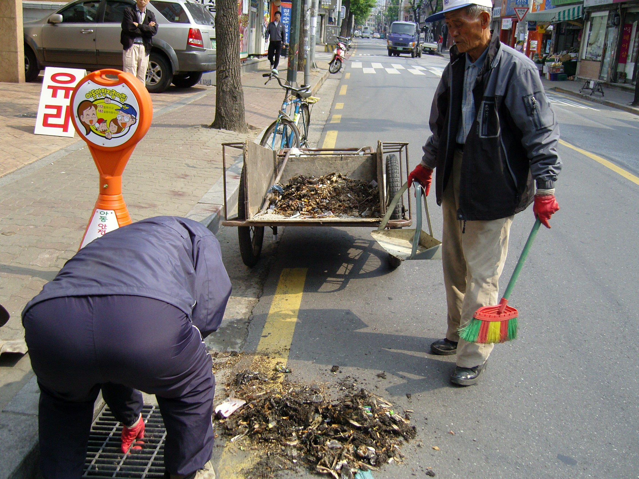 뒷골목 빗물받이 준설 1(2008. 5. 16)